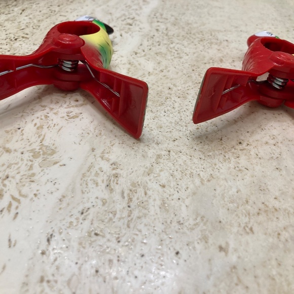 Parrot Beach Towel Clips - Qty 2 pieces - Picture 4 of 4